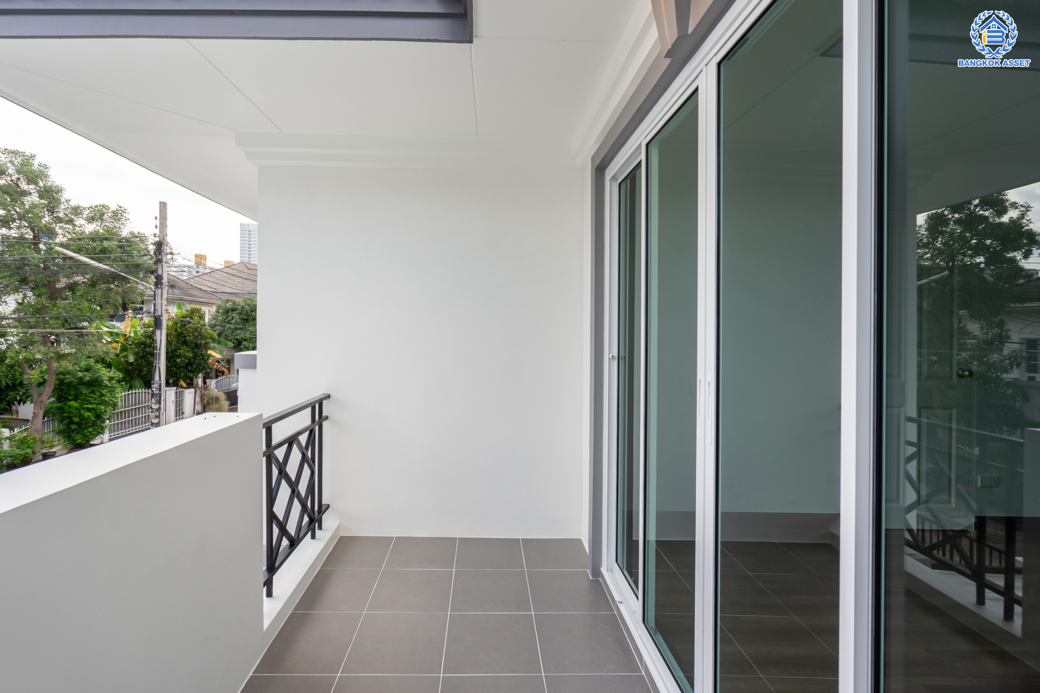 บ้านมือสองตกแต่งใหม่ ม.เพชรวัฒนะ เลียบคลองประปา บ้านเดี่ยว เนื้อที่ 50 ตร.ว. ฟังก์ชันพร้อม 3 ห้องนอน 3 ห้องน้ำ 1 ห้องอเนกประสงค์ จอดรถได้ 1 คัน ภายในตกแต่งดีไซน์ทันสมัย บนทำเลที่เชื่อมต่อถนนแจ้งวัฒนะ, ถนนศรีสมาน, ถนนสรงประภา  เดินทางสะดวก ใกล้ทางด่วน "บางประอิน-ปากเกร็ด" ใกล้รถไฟฟ้าสายสีชมพู "สถานีศรีรัช"